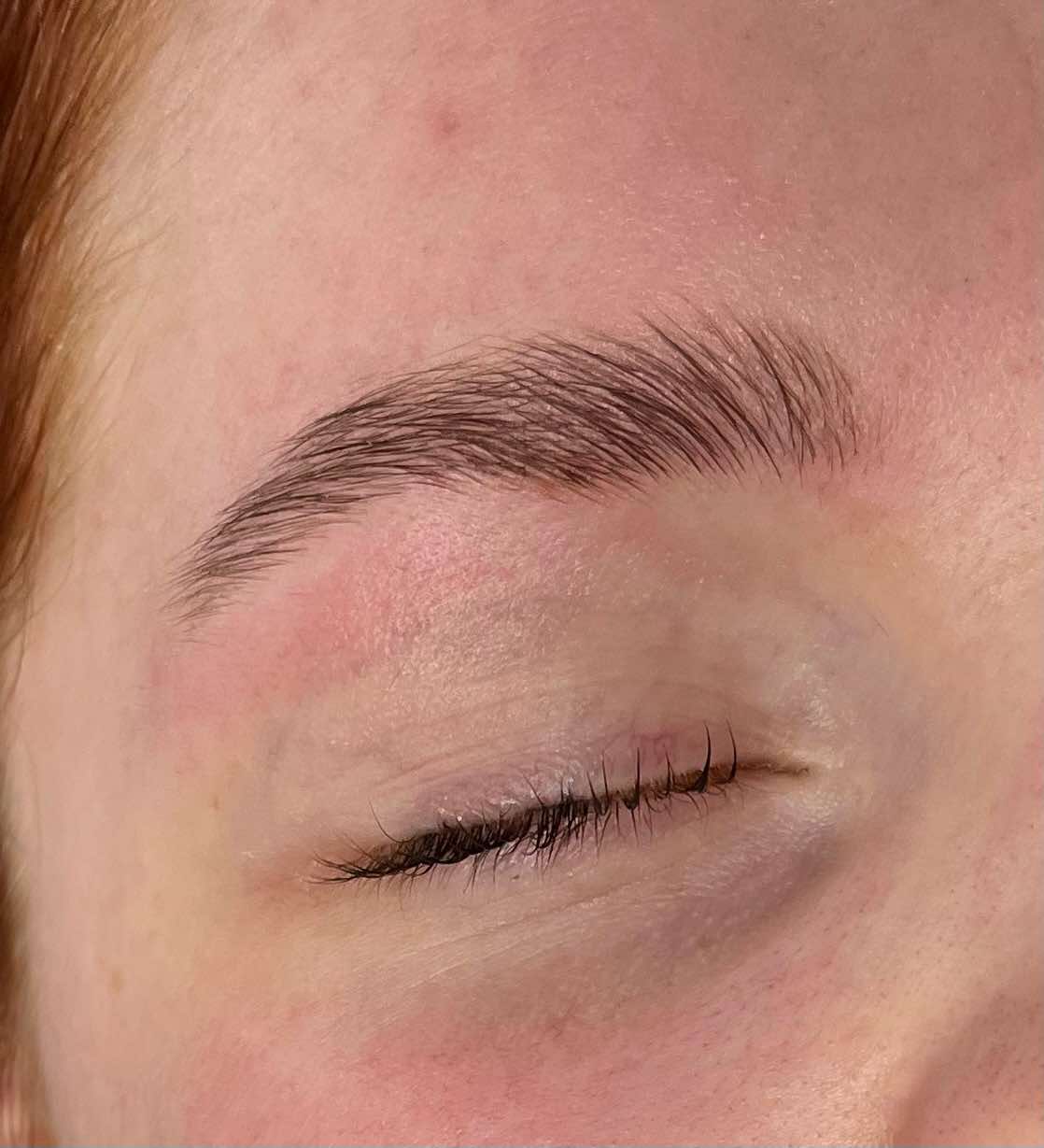 Brow Lamination i Høng – naturlige og symmetriske bryn hos Klinik Falkensten
