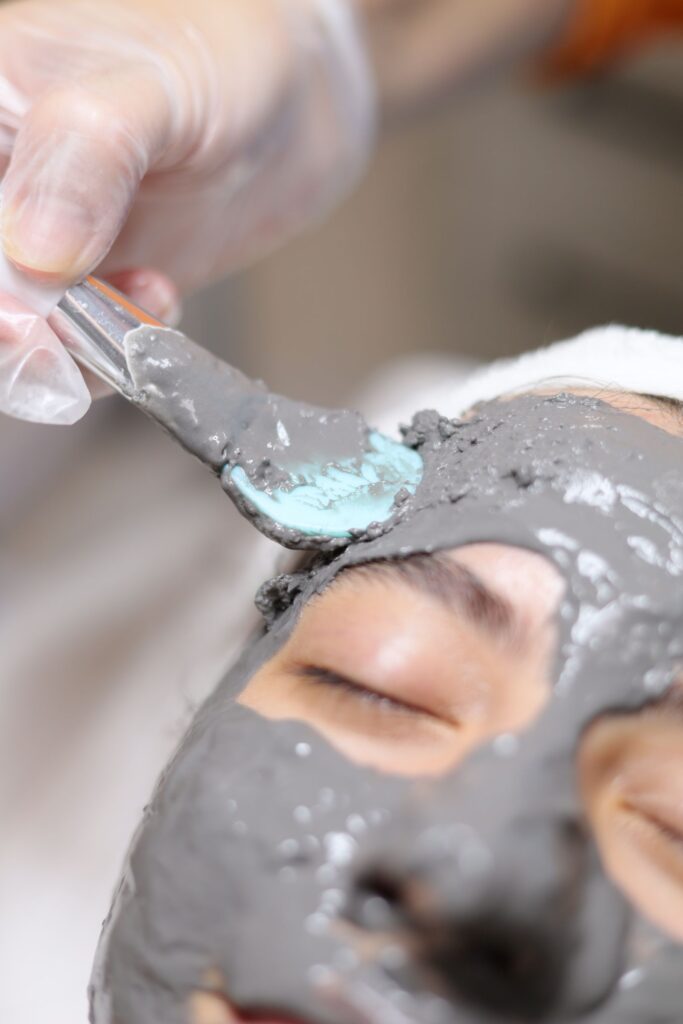 Dybderensende ansigtsbehandling med lermaske